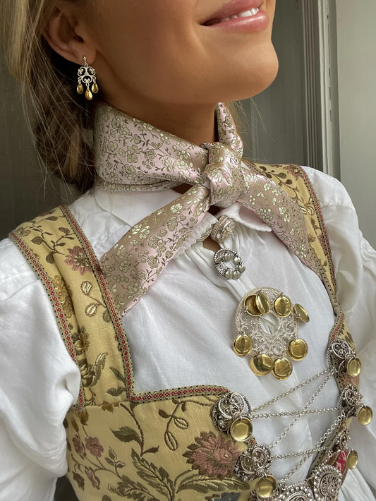 Fargene på bildene kan avvike noe. Bilde nr 2 viser mest korrekt farge som skjerfet er i virkeligheten.